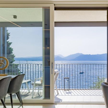 Salvatorehomes - Luxurious Dreamview Waterfront Apartment In Torri Del Benaco With Pool - Casa Azura - A 5 Star Luxury Collection At Lake Garda מראה חיצוני תמונה