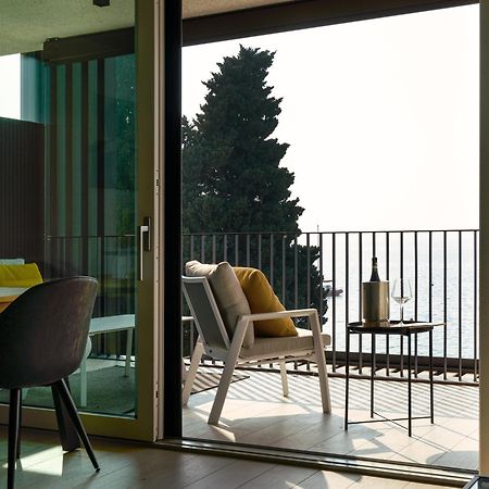 Salvatorehomes - Luxurious Dreamview Waterfront Apartment In Torri Del Benaco With Pool - Casa Azura - A 5 Star Luxury Collection At Lake Garda מראה חיצוני תמונה