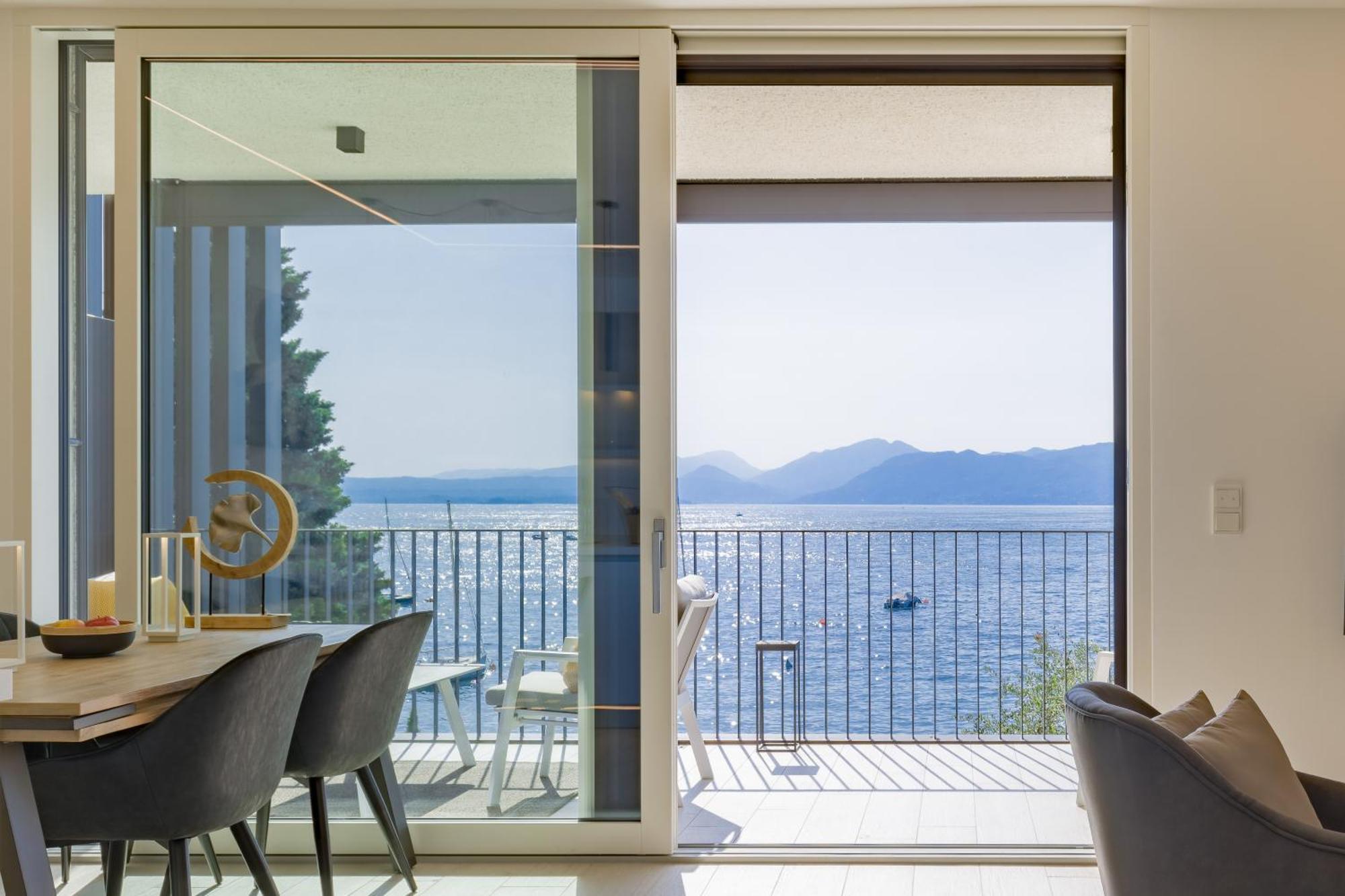 Salvatorehomes - Luxurious Dreamview Waterfront Apartment In Torri Del Benaco With Pool - Casa Azura - A 5 Star Luxury Collection At Lake Garda מראה חיצוני תמונה