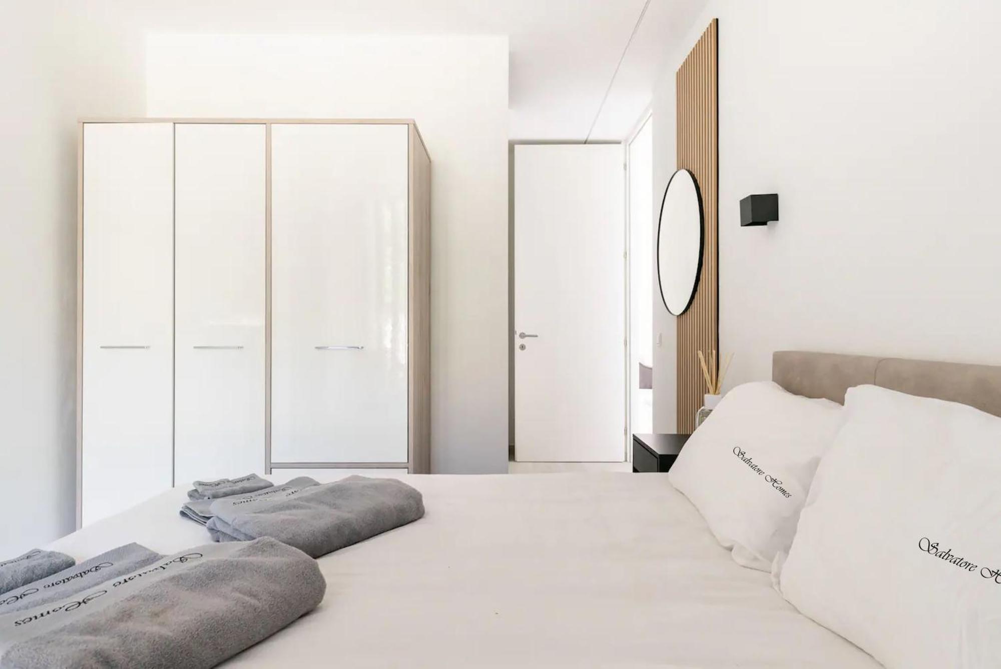 Salvatorehomes - Luxurious Dreamview Waterfront Apartment In Torri Del Benaco With Pool - Casa Azura - A 5 Star Luxury Collection At Lake Garda מראה חיצוני תמונה