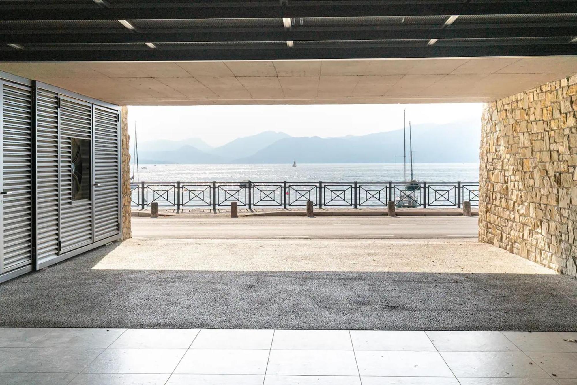 Salvatorehomes - Luxurious Dreamview Waterfront Apartment In Torri Del Benaco With Pool - Casa Azura - A 5 Star Luxury Collection At Lake Garda מראה חיצוני תמונה