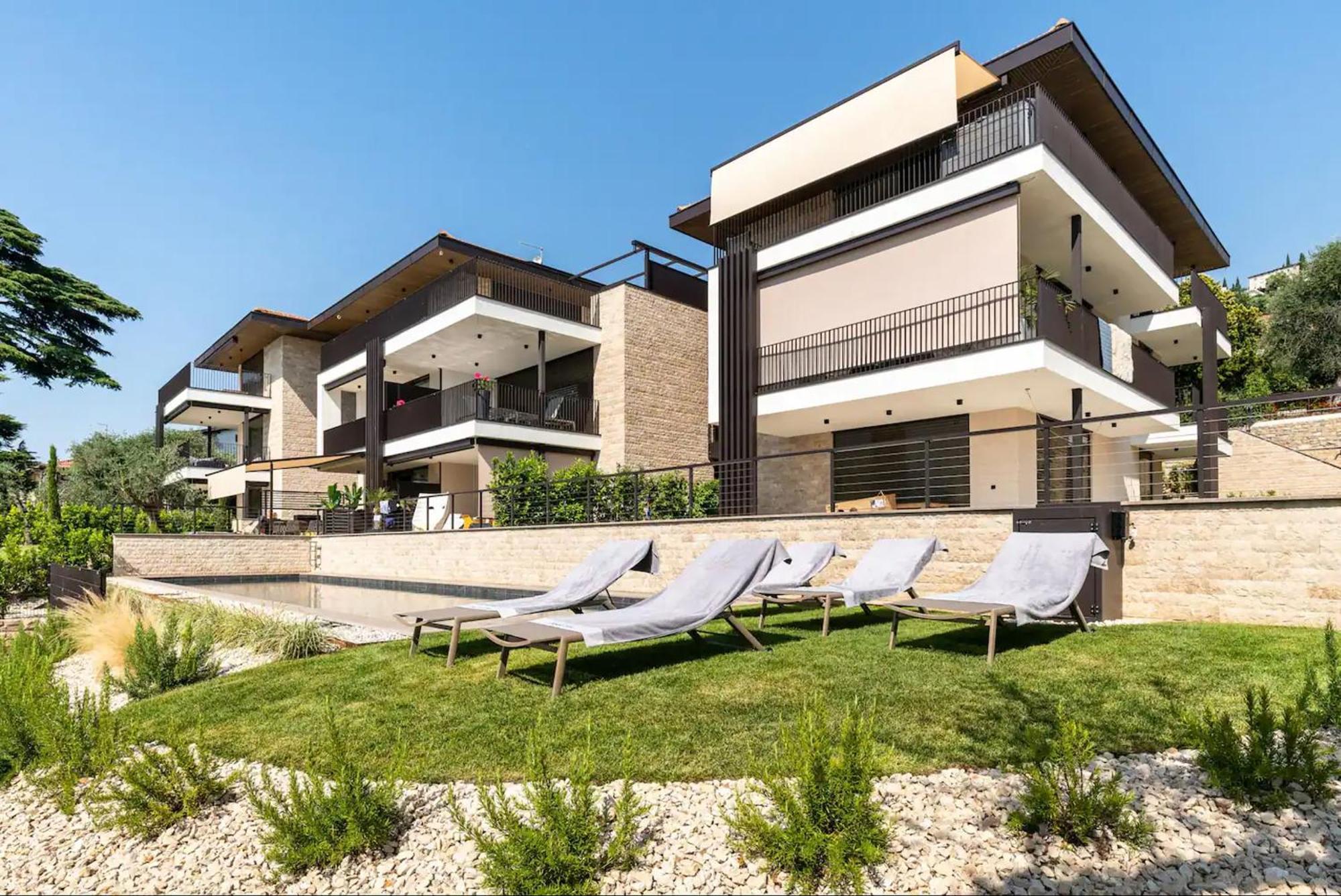 Salvatorehomes - Luxurious Dreamview Waterfront Apartment In Torri Del Benaco With Pool - Casa Azura - A 5 Star Luxury Collection At Lake Garda מראה חיצוני תמונה