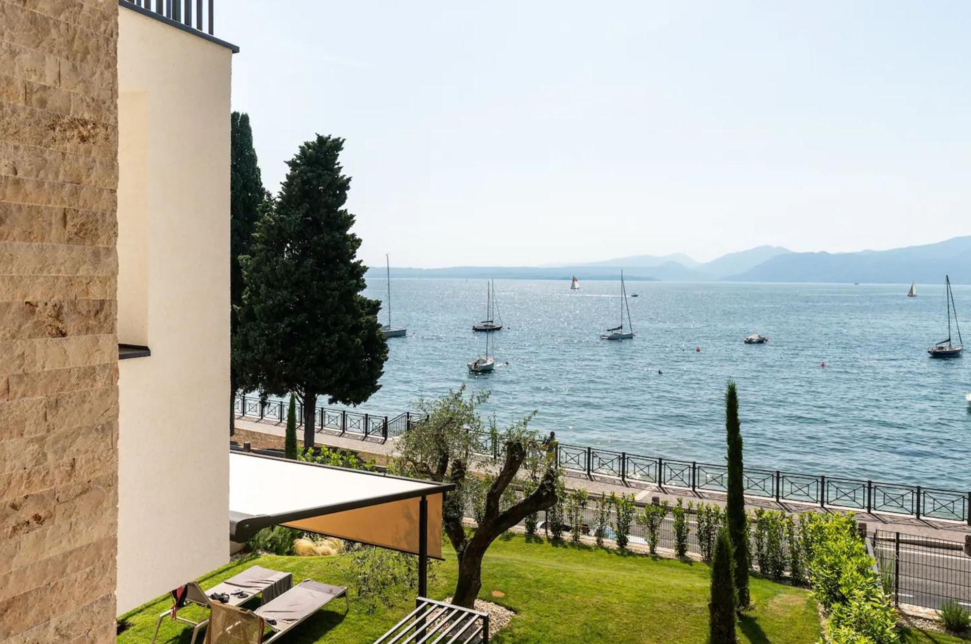 Salvatorehomes - Luxurious Dreamview Waterfront Apartment In Torri Del Benaco With Pool - Casa Azura - A 5 Star Luxury Collection At Lake Garda מראה חיצוני תמונה