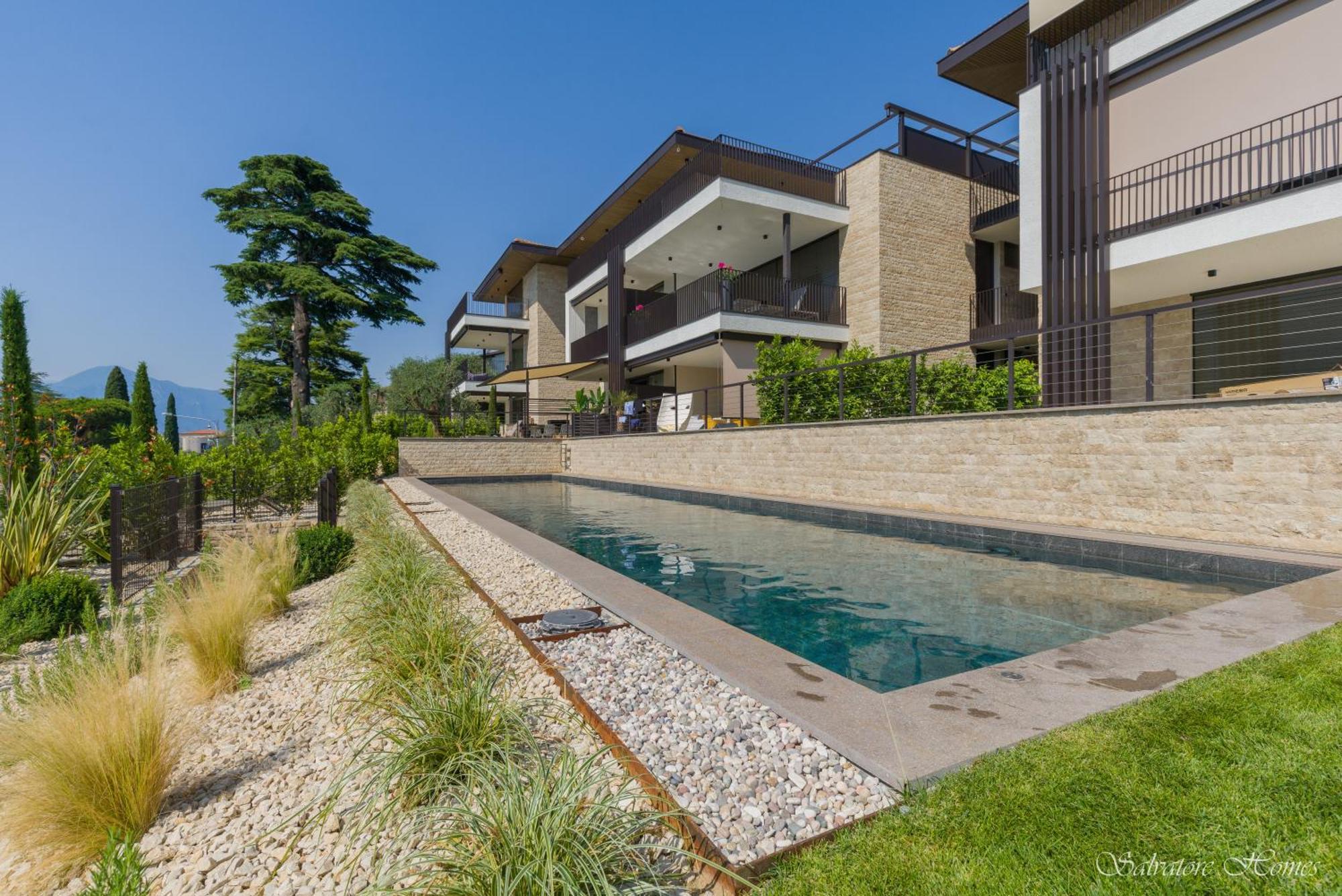 Salvatorehomes - Luxurious Dreamview Waterfront Apartment In Torri Del Benaco With Pool - Casa Azura - A 5 Star Luxury Collection At Lake Garda מראה חיצוני תמונה