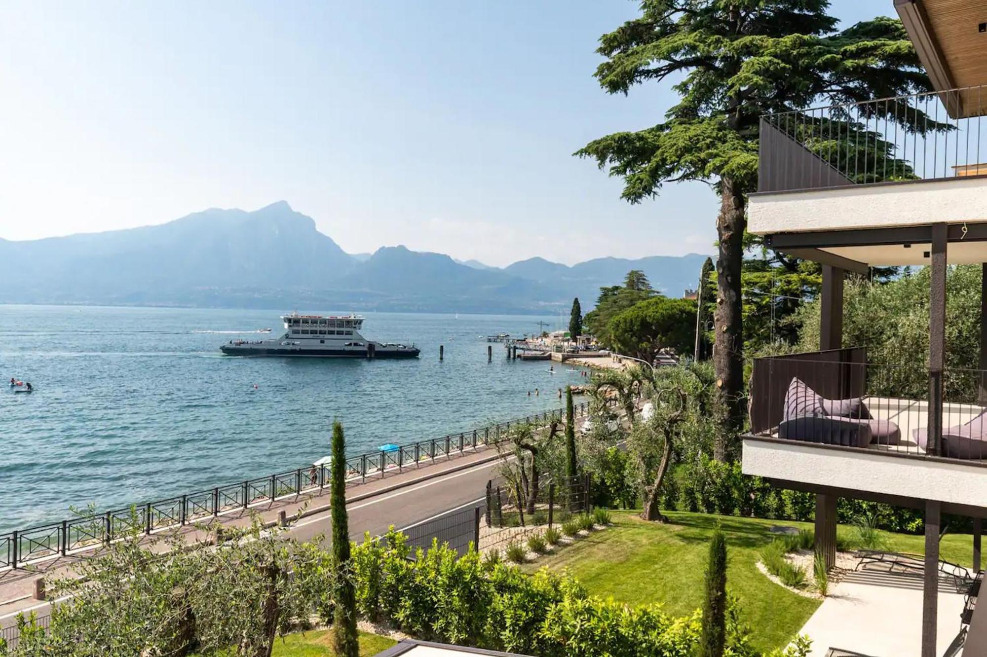 Salvatorehomes - Luxurious Dreamview Waterfront Apartment In Torri Del Benaco With Pool - Casa Azura - A 5 Star Luxury Collection At Lake Garda מראה חיצוני תמונה