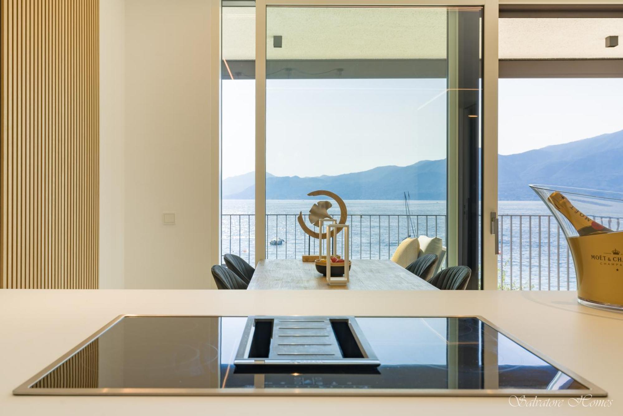 Salvatorehomes - Luxurious Dreamview Waterfront Apartment In Torri Del Benaco With Pool - Casa Azura - A 5 Star Luxury Collection At Lake Garda מראה חיצוני תמונה