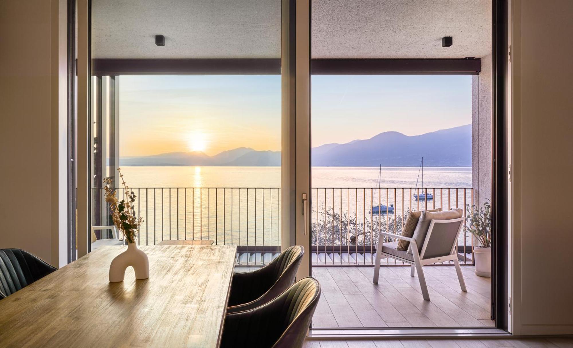 Salvatorehomes - Luxurious Dreamview Waterfront Apartment In Torri Del Benaco With Pool - Casa Azura - A 5 Star Luxury Collection At Lake Garda מראה חיצוני תמונה