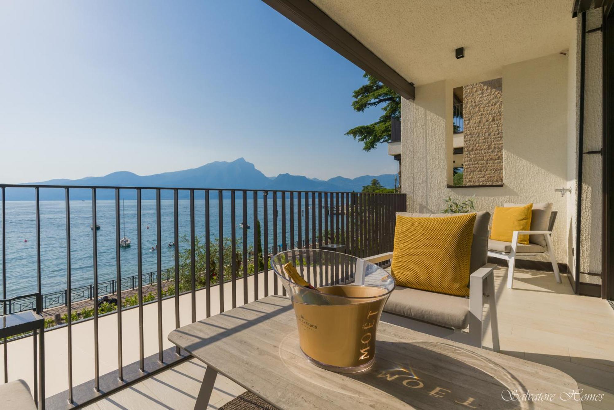 Salvatorehomes - Luxurious Dreamview Waterfront Apartment In Torri Del Benaco With Pool - Casa Azura - A 5 Star Luxury Collection At Lake Garda מראה חיצוני תמונה