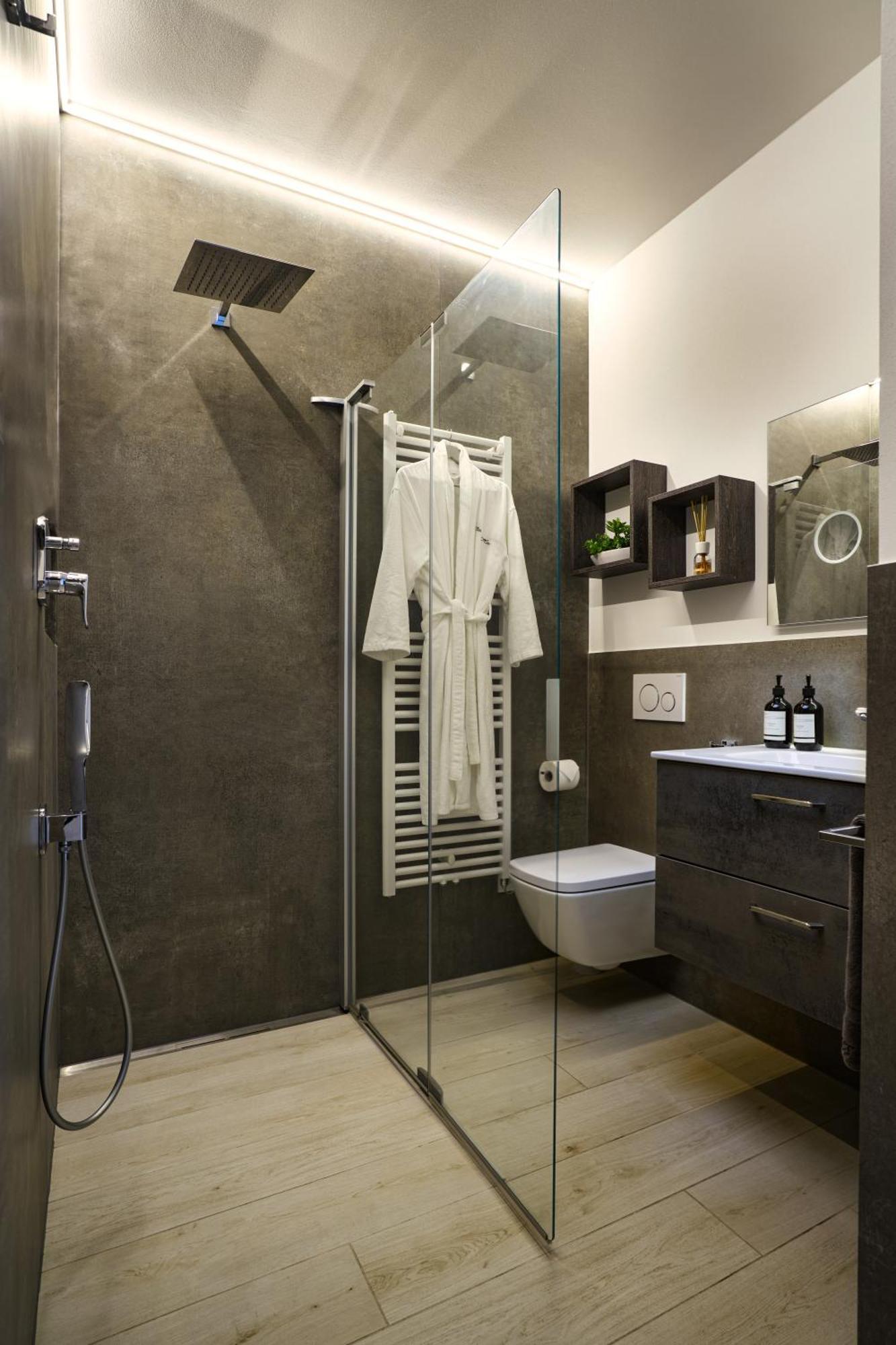Salvatorehomes - Luxurious Dreamview Waterfront Apartment In Torri Del Benaco With Pool - Casa Azura - A 5 Star Luxury Collection At Lake Garda מראה חיצוני תמונה