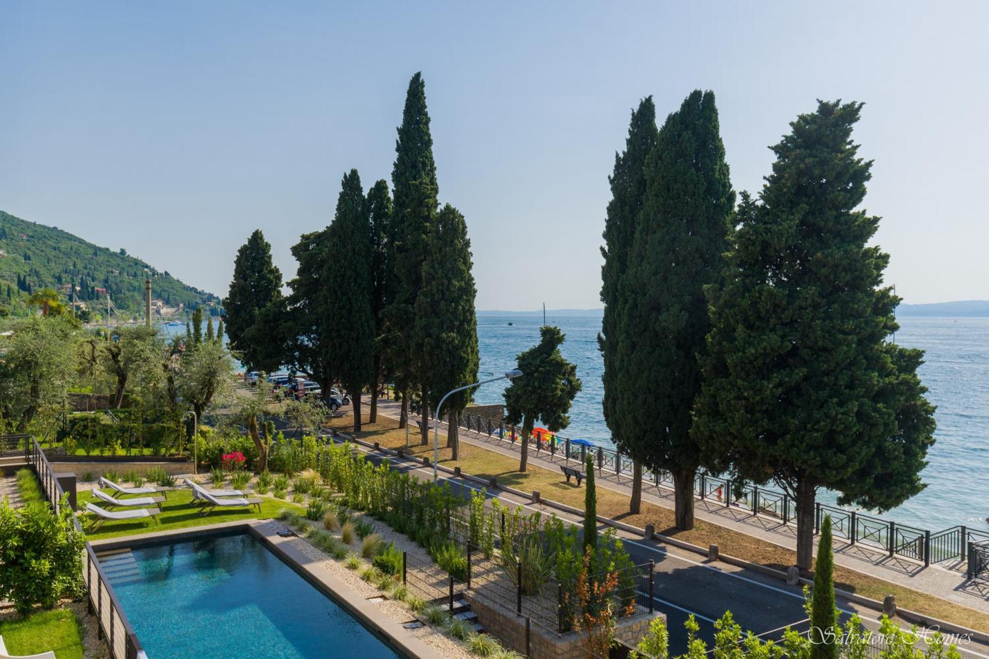 Salvatorehomes - Luxurious Dreamview Waterfront Apartment In Torri Del Benaco With Pool - Casa Azura - A 5 Star Luxury Collection At Lake Garda מראה חיצוני תמונה