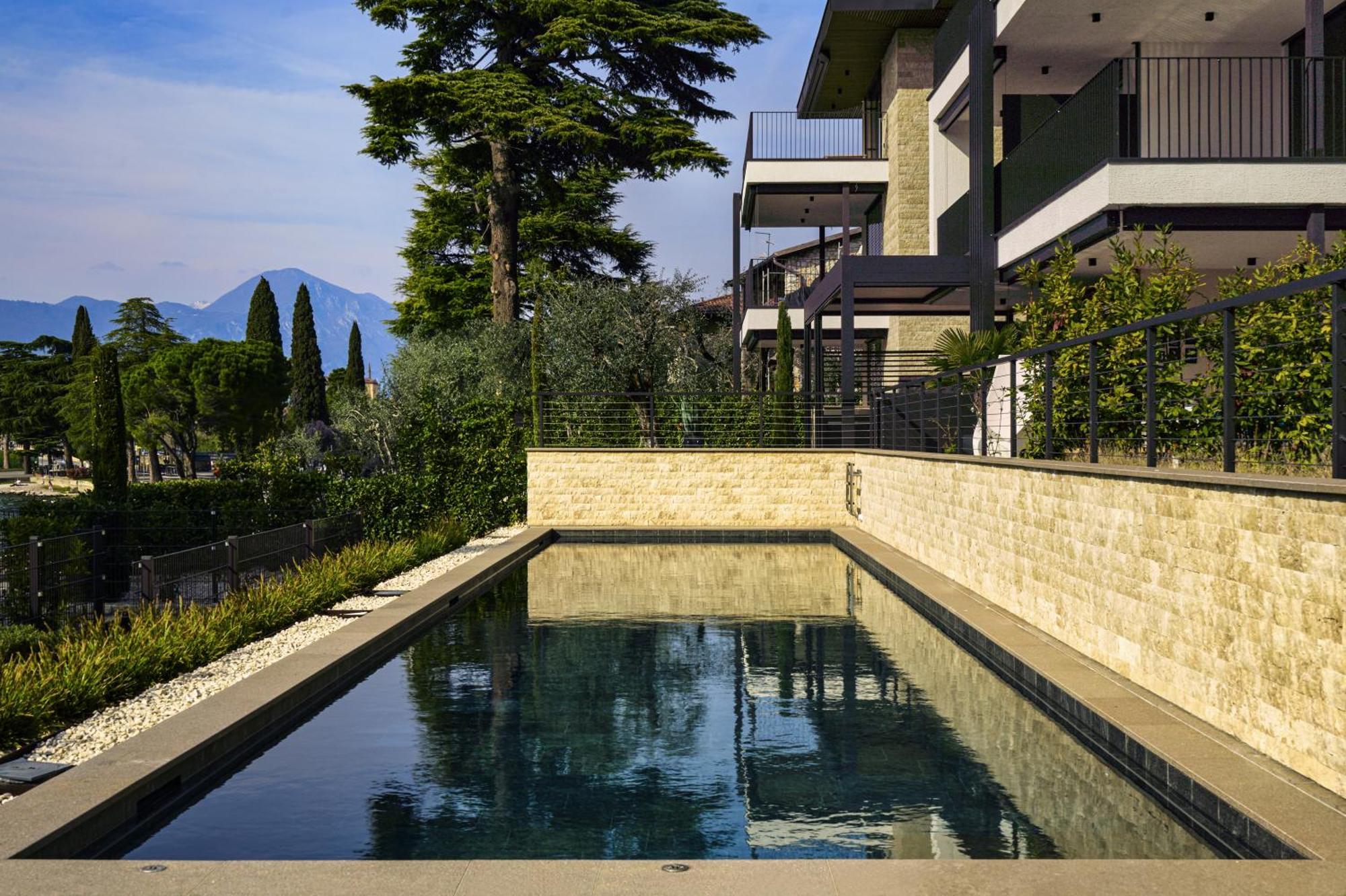 Salvatorehomes - Luxurious Dreamview Waterfront Apartment In Torri Del Benaco With Pool - Casa Azura - A 5 Star Luxury Collection At Lake Garda מראה חיצוני תמונה