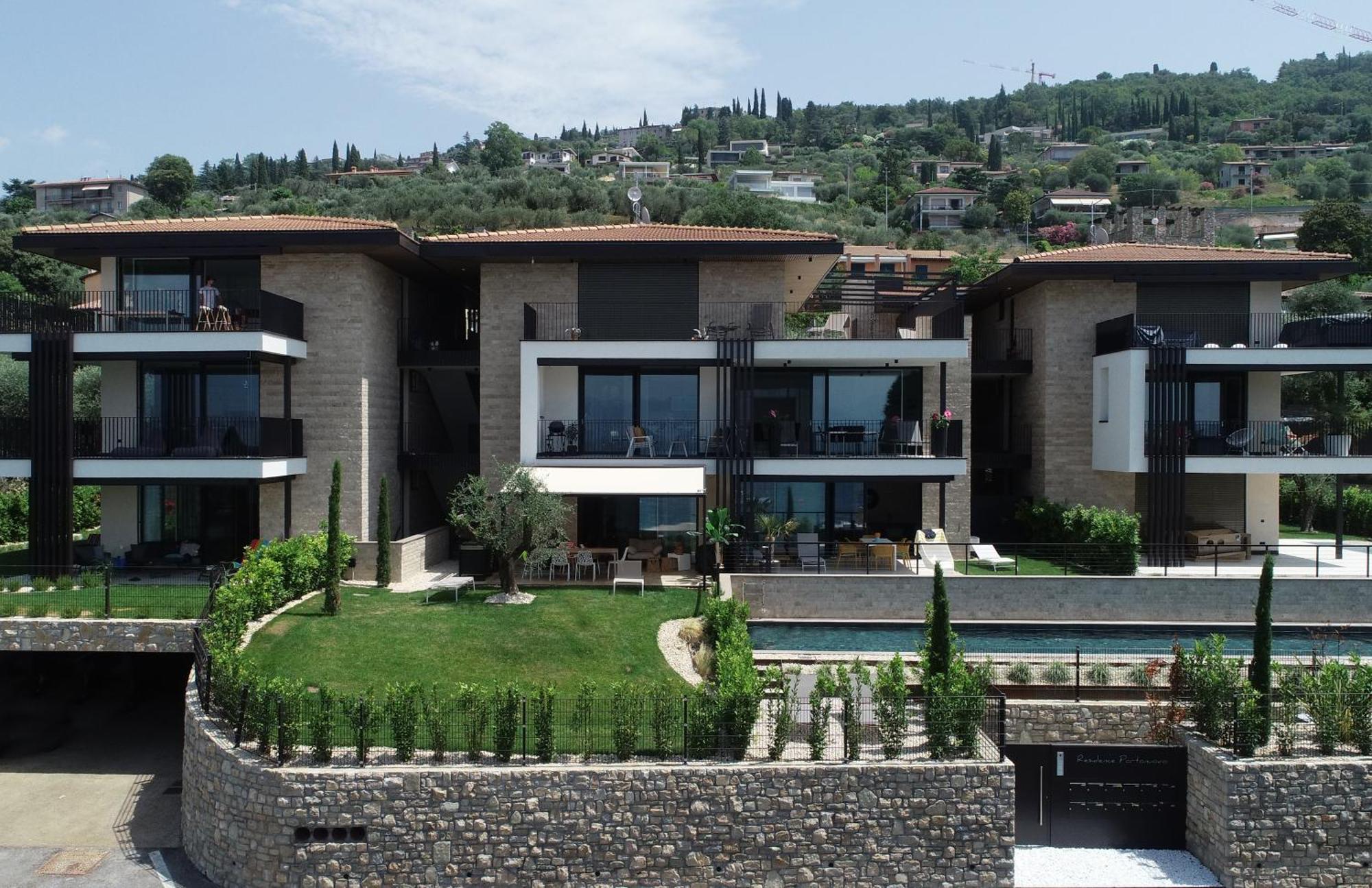 Salvatorehomes - Luxurious Dreamview Waterfront Apartment In Torri Del Benaco With Pool - Casa Azura - A 5 Star Luxury Collection At Lake Garda מראה חיצוני תמונה