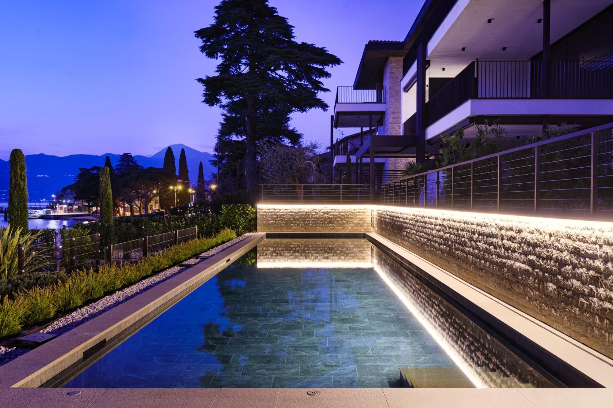 Salvatorehomes - Luxurious Dreamview Waterfront Apartment In Torri Del Benaco With Pool - Casa Azura - A 5 Star Luxury Collection At Lake Garda מראה חיצוני תמונה