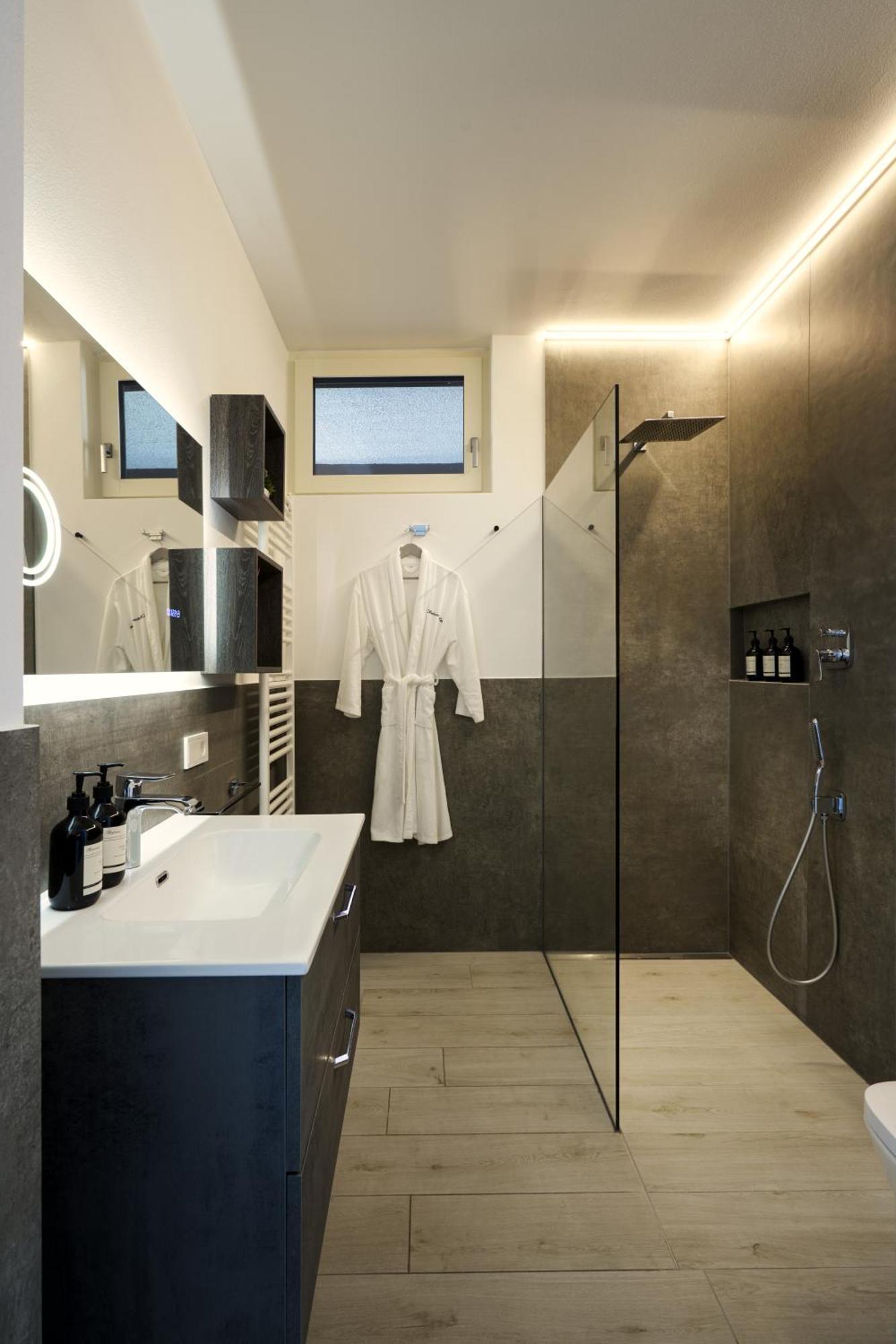 Salvatorehomes - Luxurious Dreamview Waterfront Apartment In Torri Del Benaco With Pool - Casa Azura - A 5 Star Luxury Collection At Lake Garda מראה חיצוני תמונה