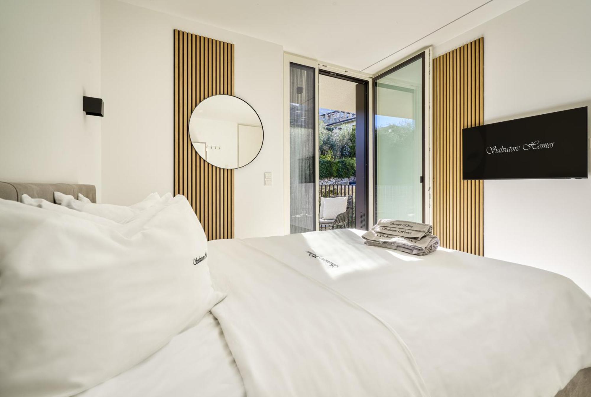 Salvatorehomes - Luxurious Dreamview Waterfront Apartment In Torri Del Benaco With Pool - Casa Azura - A 5 Star Luxury Collection At Lake Garda מראה חיצוני תמונה