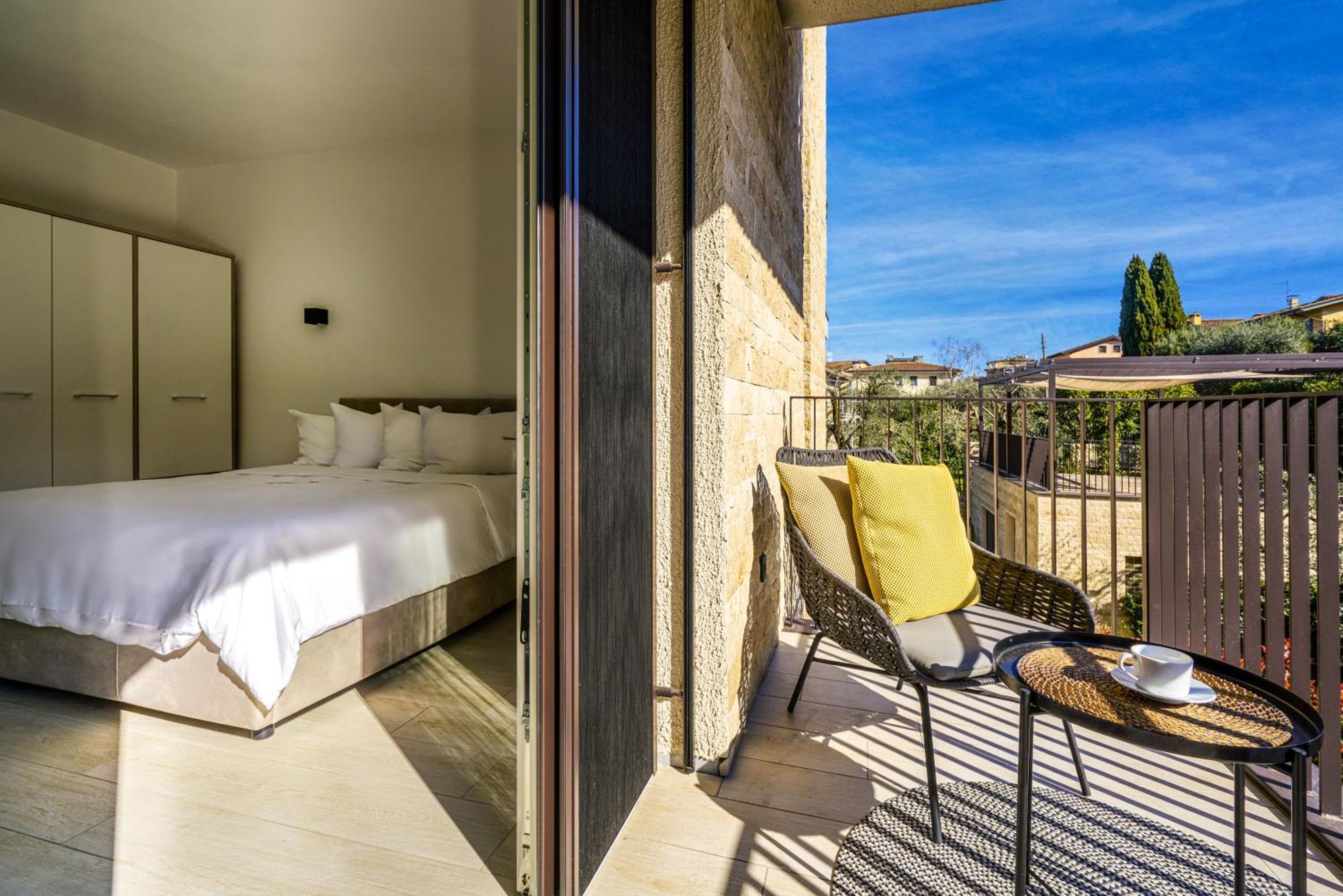 Salvatorehomes - Luxurious Dreamview Waterfront Apartment In Torri Del Benaco With Pool - Casa Azura - A 5 Star Luxury Collection At Lake Garda מראה חיצוני תמונה