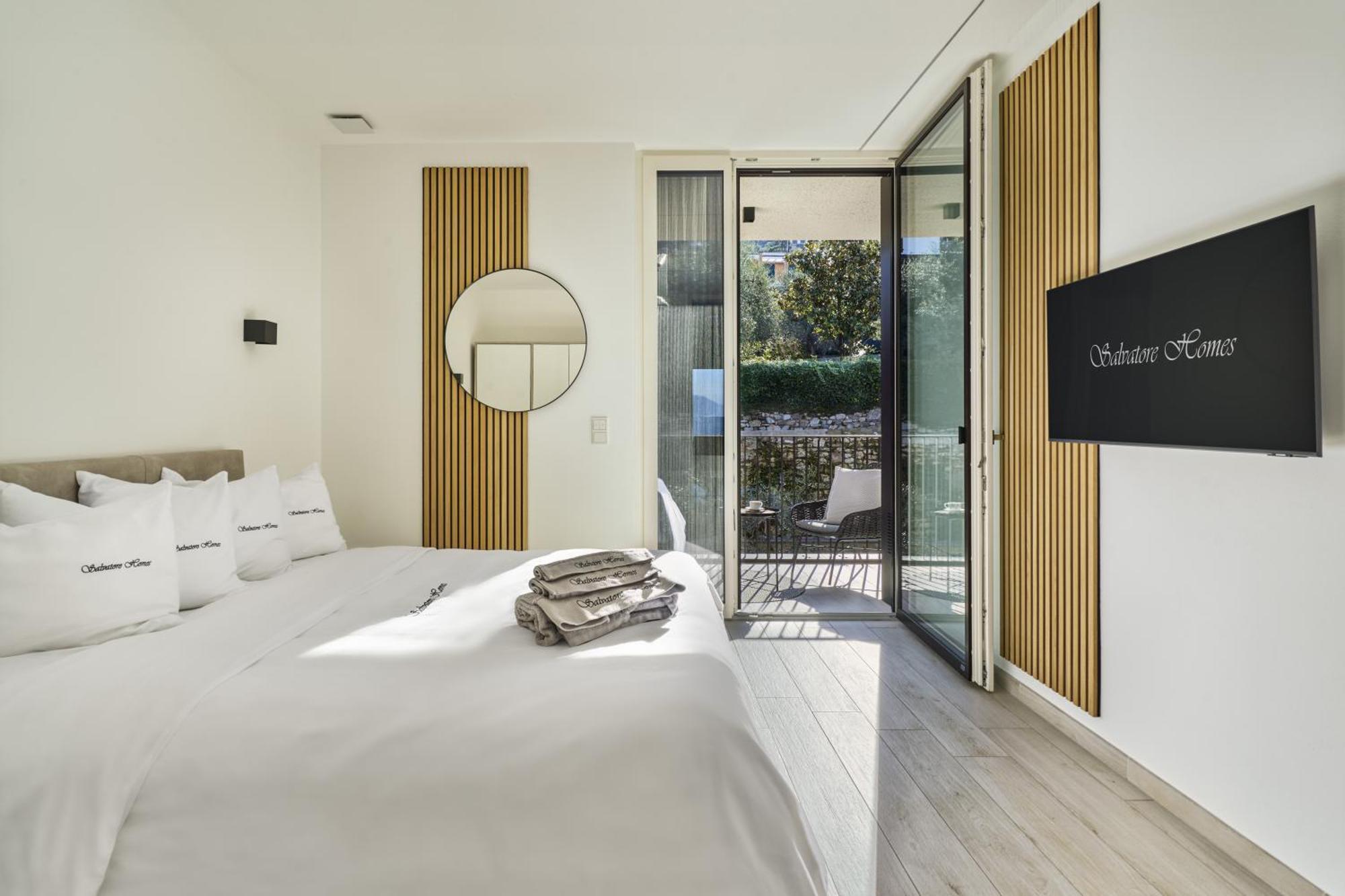 Salvatorehomes - Luxurious Dreamview Waterfront Apartment In Torri Del Benaco With Pool - Casa Azura - A 5 Star Luxury Collection At Lake Garda מראה חיצוני תמונה