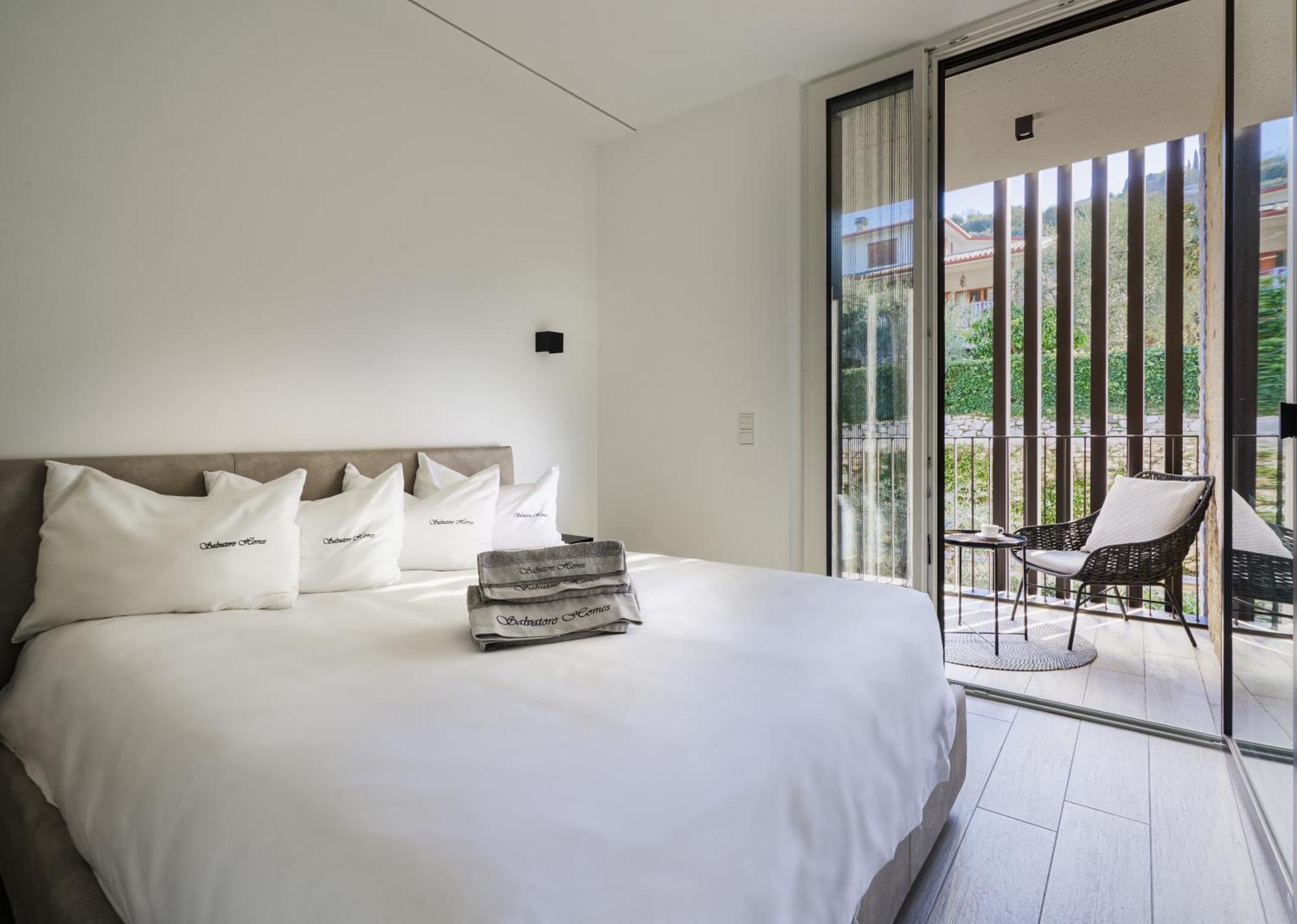 Salvatorehomes - Luxurious Dreamview Waterfront Apartment In Torri Del Benaco With Pool - Casa Azura - A 5 Star Luxury Collection At Lake Garda מראה חיצוני תמונה