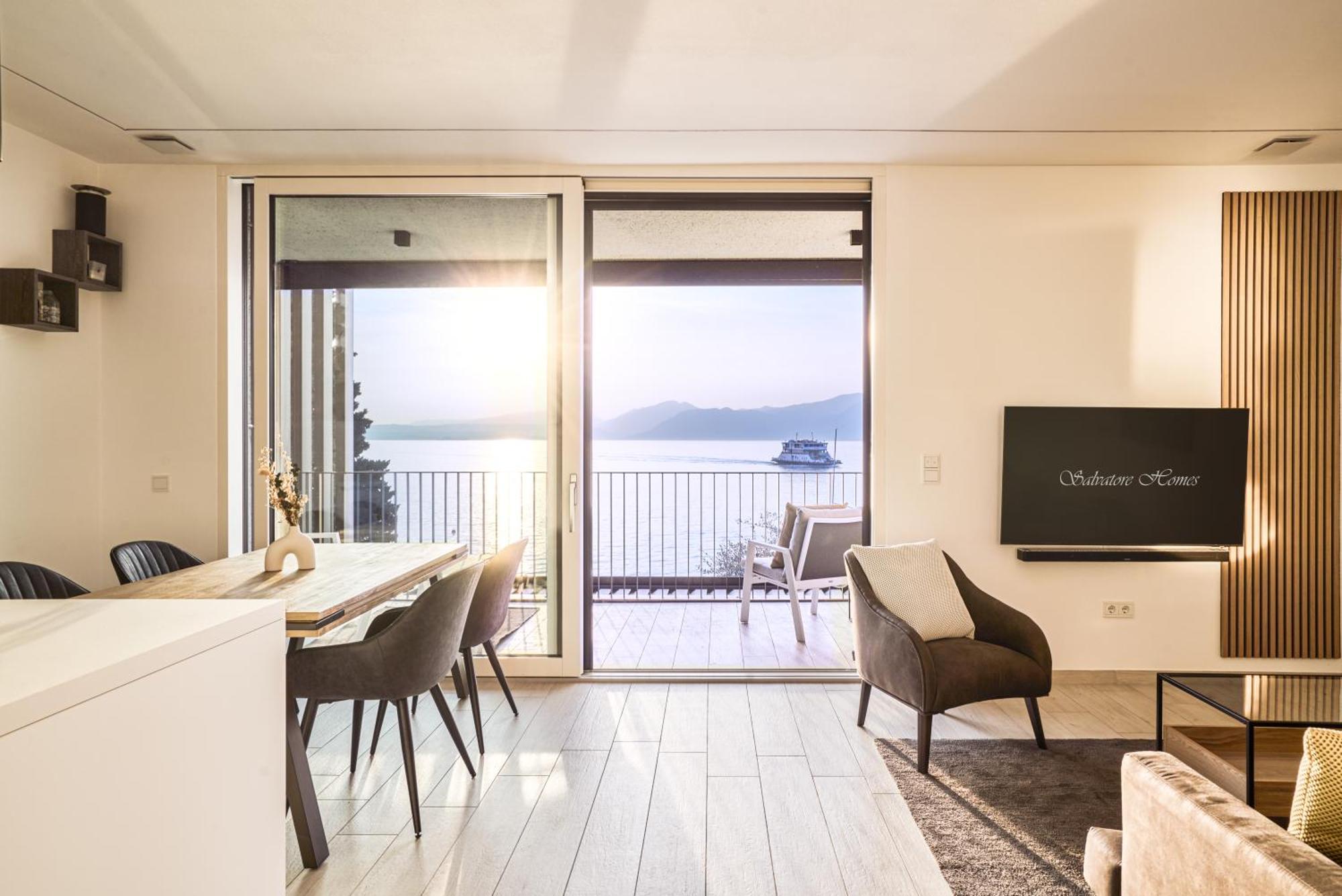Salvatorehomes - Luxurious Dreamview Waterfront Apartment In Torri Del Benaco With Pool - Casa Azura - A 5 Star Luxury Collection At Lake Garda מראה חיצוני תמונה