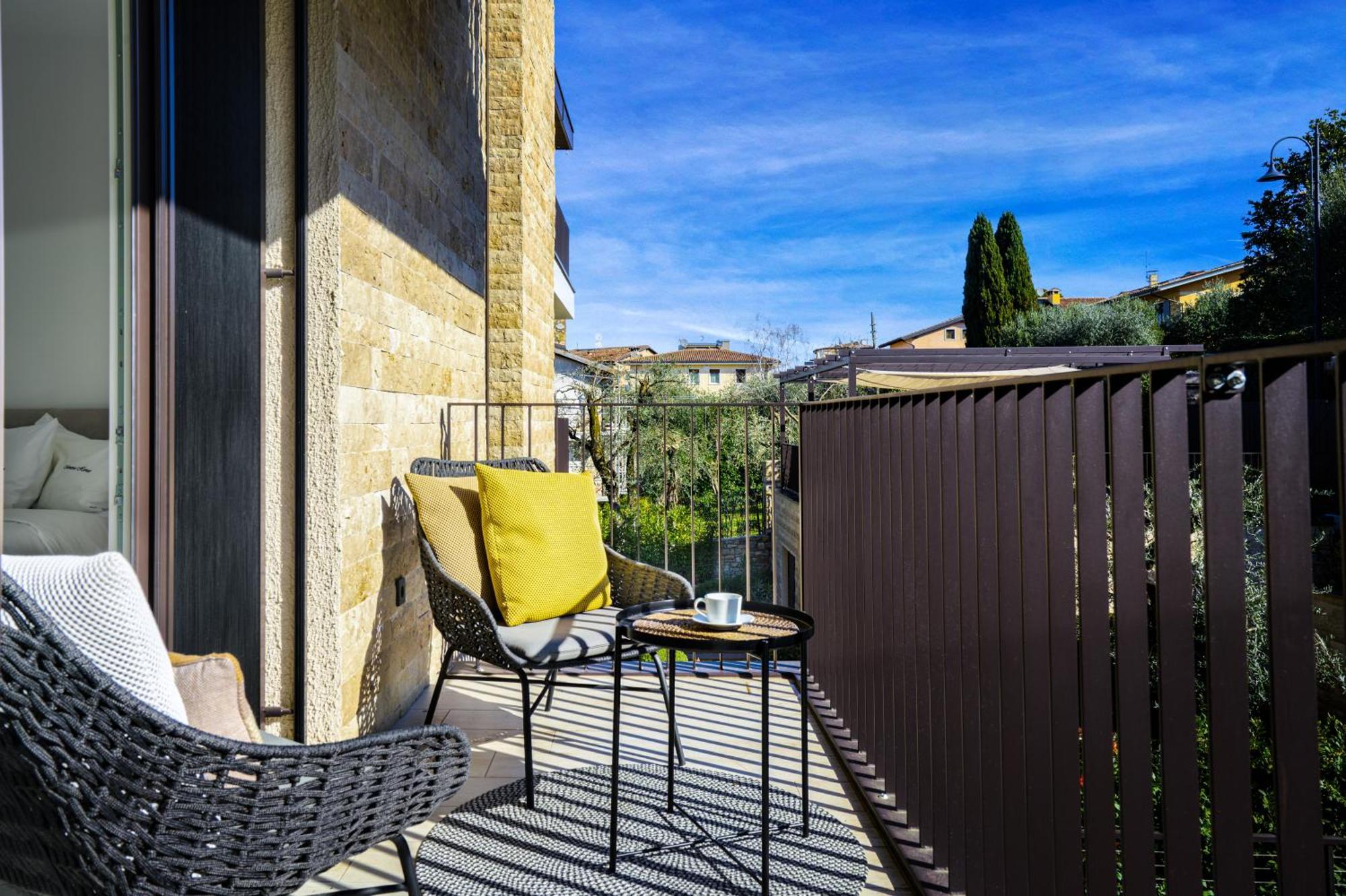 Salvatorehomes - Luxurious Dreamview Waterfront Apartment In Torri Del Benaco With Pool - Casa Azura - A 5 Star Luxury Collection At Lake Garda מראה חיצוני תמונה