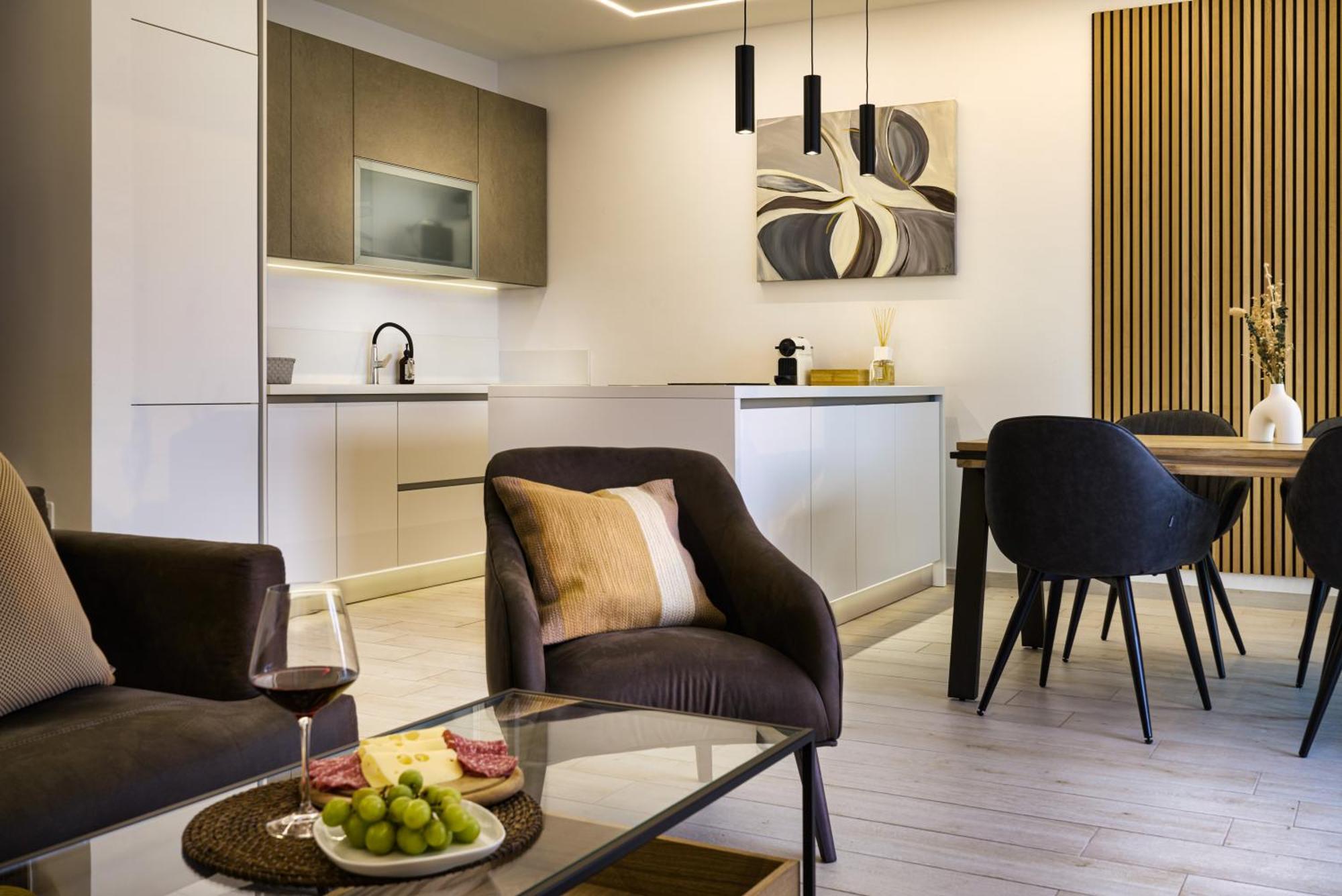 Salvatorehomes - Luxurious Dreamview Waterfront Apartment In Torri Del Benaco With Pool - Casa Azura - A 5 Star Luxury Collection At Lake Garda מראה חיצוני תמונה