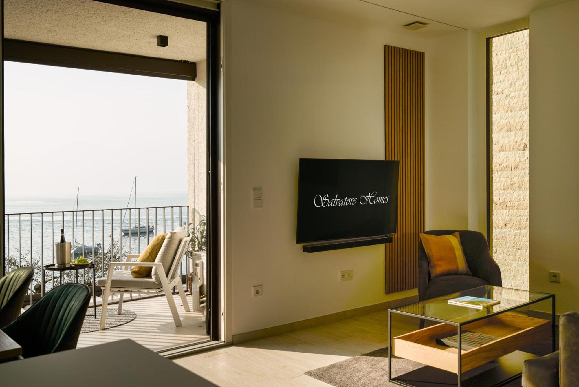 Salvatorehomes - Luxurious Dreamview Waterfront Apartment In Torri Del Benaco With Pool - Casa Azura - A 5 Star Luxury Collection At Lake Garda מראה חיצוני תמונה