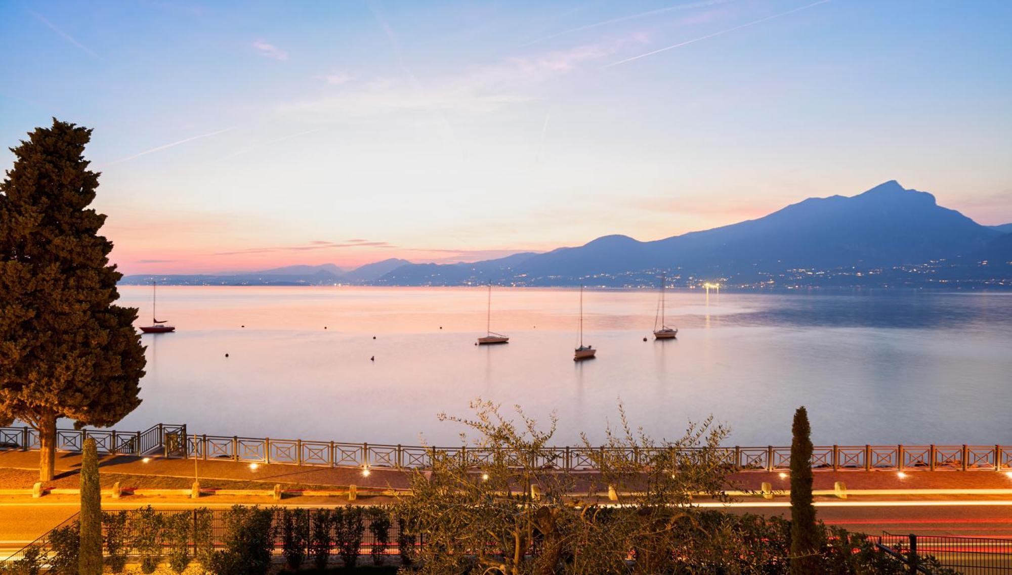Salvatorehomes - Luxurious Dreamview Waterfront Apartment In Torri Del Benaco With Pool - Casa Azura - A 5 Star Luxury Collection At Lake Garda מראה חיצוני תמונה