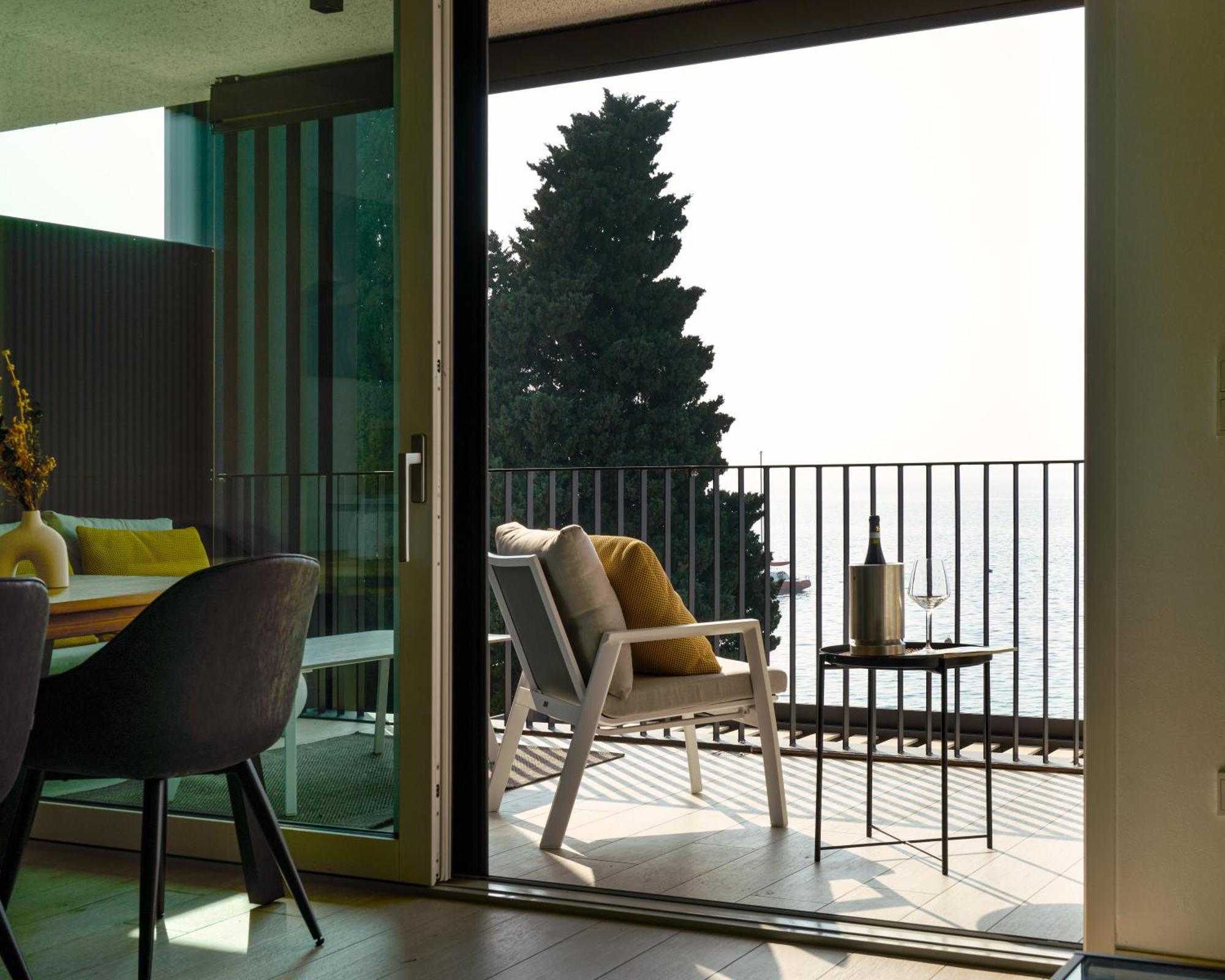 Salvatorehomes - Luxurious Dreamview Waterfront Apartment In Torri Del Benaco With Pool - Casa Azura - A 5 Star Luxury Collection At Lake Garda מראה חיצוני תמונה