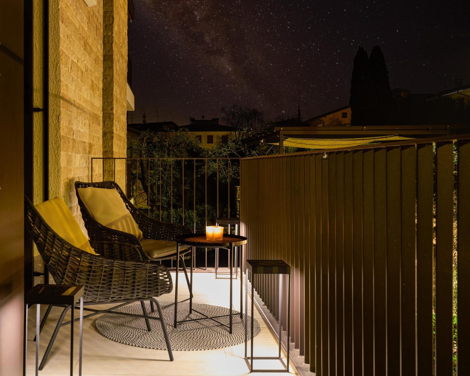 Salvatorehomes - Luxurious Dreamview Waterfront Apartment In Torri Del Benaco With Pool - Casa Azura - A 5 Star Luxury Collection At Lake Garda מראה חיצוני תמונה