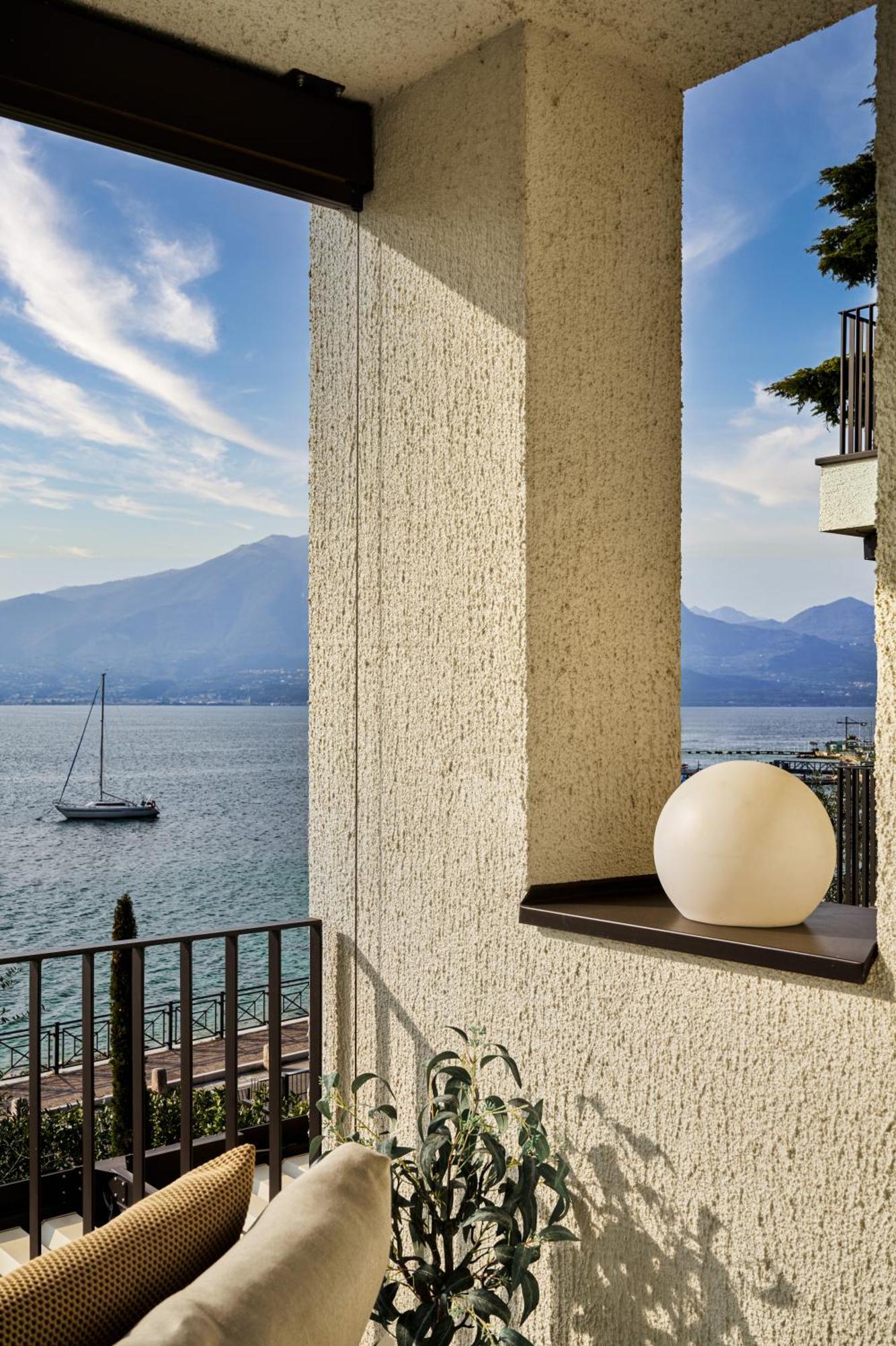 Salvatorehomes - Luxurious Dreamview Waterfront Apartment In Torri Del Benaco With Pool - Casa Azura - A 5 Star Luxury Collection At Lake Garda מראה חיצוני תמונה