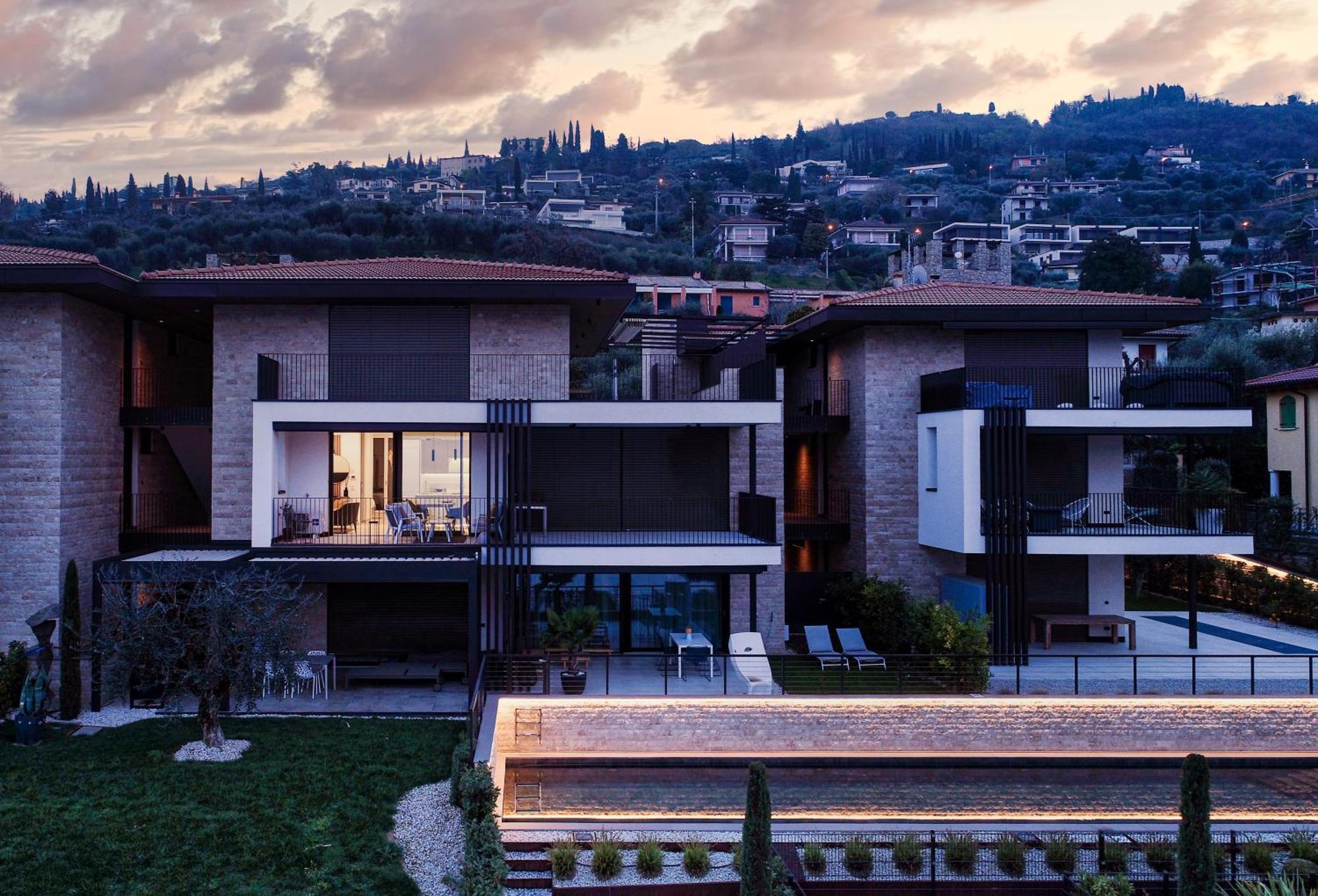 Salvatorehomes - Luxurious Dreamview Waterfront Apartment In Torri Del Benaco With Pool - Casa Azura - A 5 Star Luxury Collection At Lake Garda מראה חיצוני תמונה